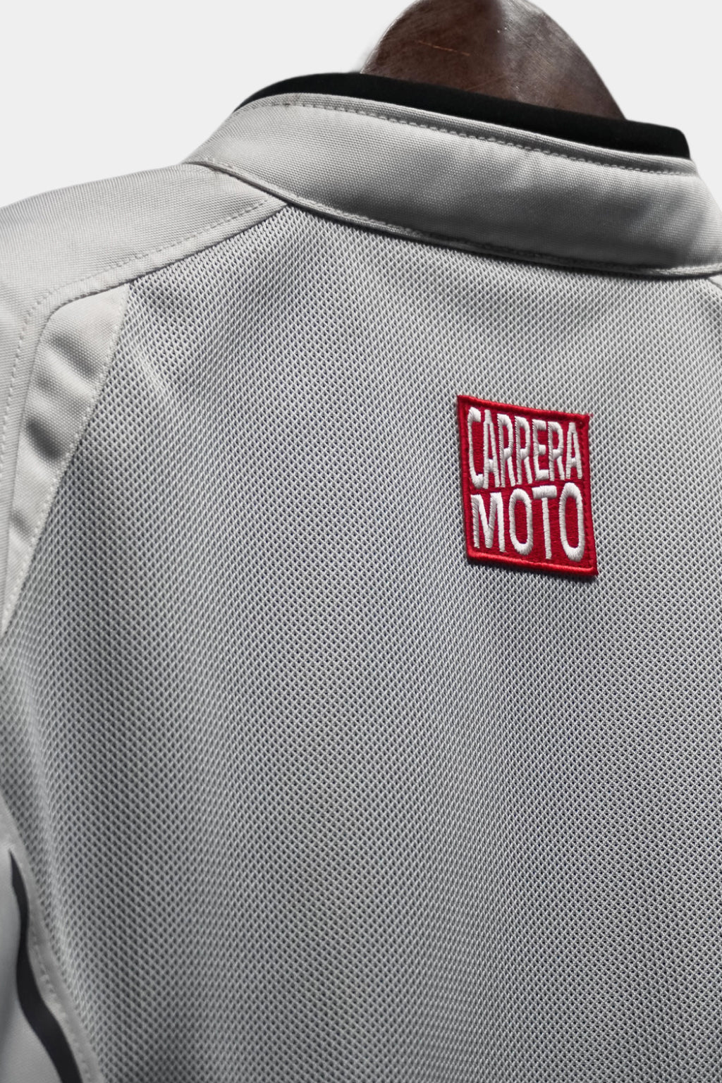 chamarra blanca con protecciónes con logo rojo carrera moto